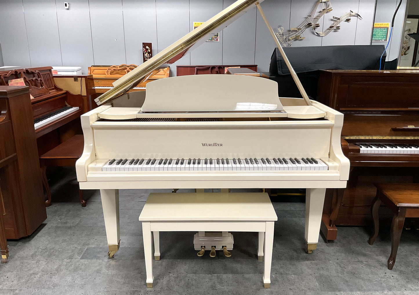 Pre-Owned Grand Wurlitzer C-153 Polish Ivory (5'0)